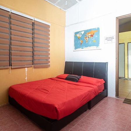 טאנה ראטה Aiza Homestay Opposite Abang Strawberry Taman Sedia מראה חיצוני תמונה