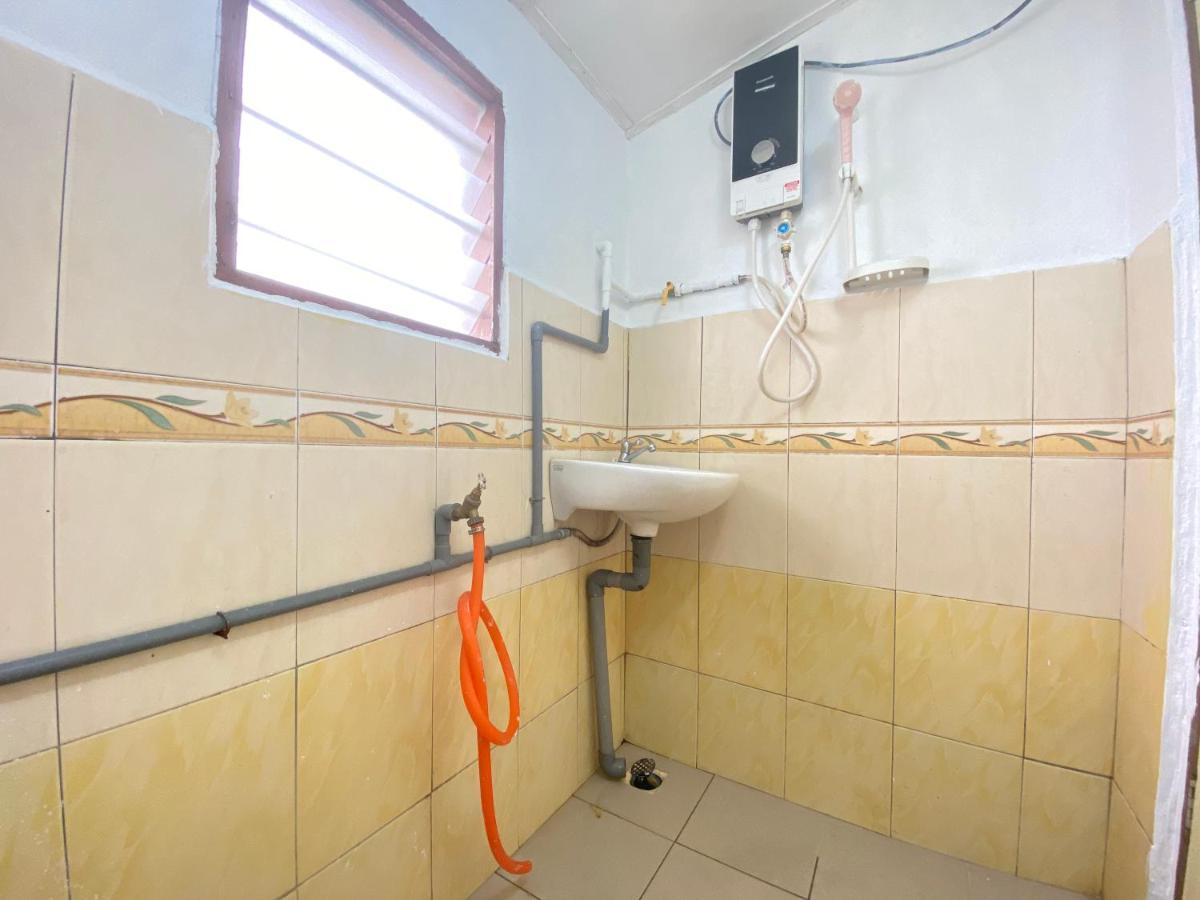 טאנה ראטה Aiza Homestay Opposite Abang Strawberry Taman Sedia מראה חיצוני תמונה