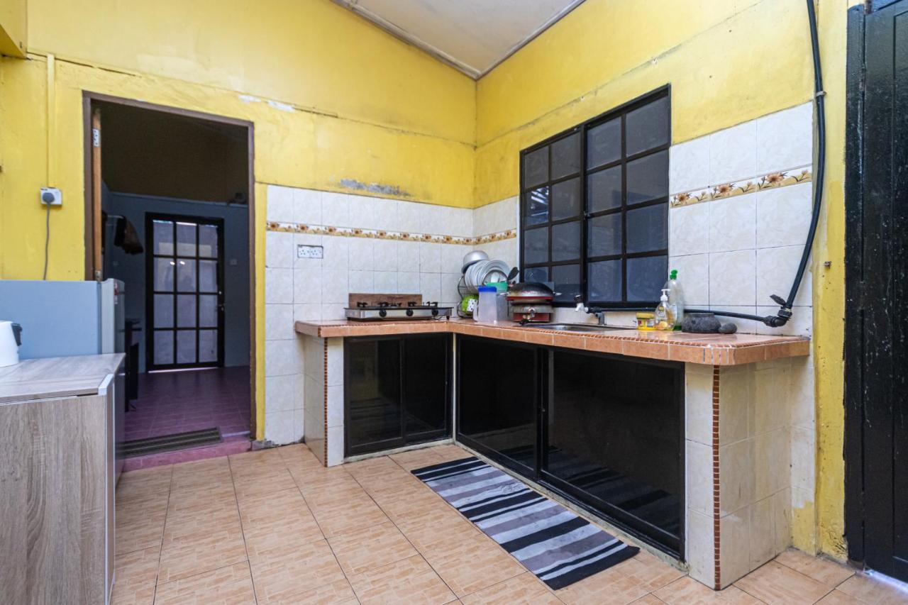 טאנה ראטה Aiza Homestay Opposite Abang Strawberry Taman Sedia מראה חיצוני תמונה