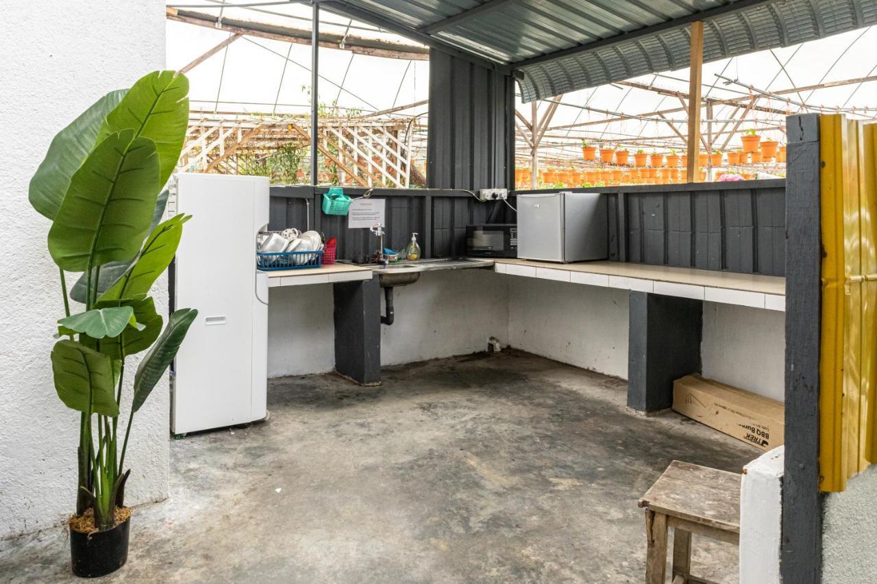 טאנה ראטה Aiza Homestay Opposite Abang Strawberry Taman Sedia מראה חיצוני תמונה