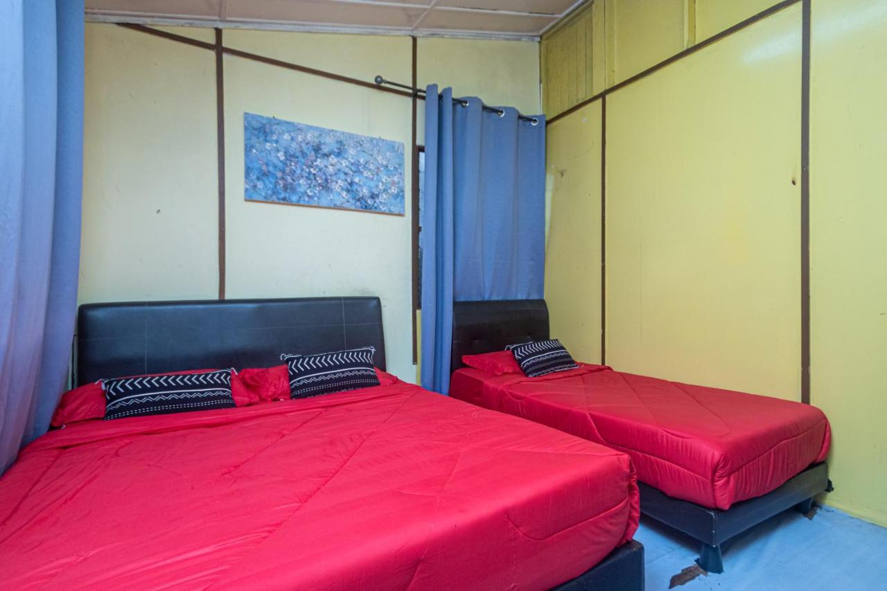 טאנה ראטה Aiza Homestay Opposite Abang Strawberry Taman Sedia מראה חיצוני תמונה