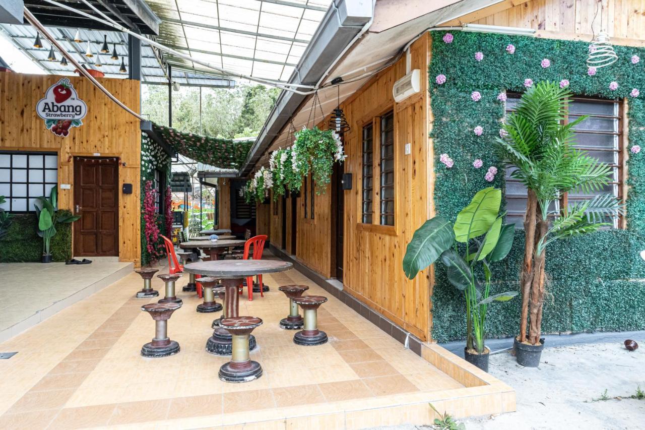 טאנה ראטה Aiza Homestay Opposite Abang Strawberry Taman Sedia מראה חיצוני תמונה