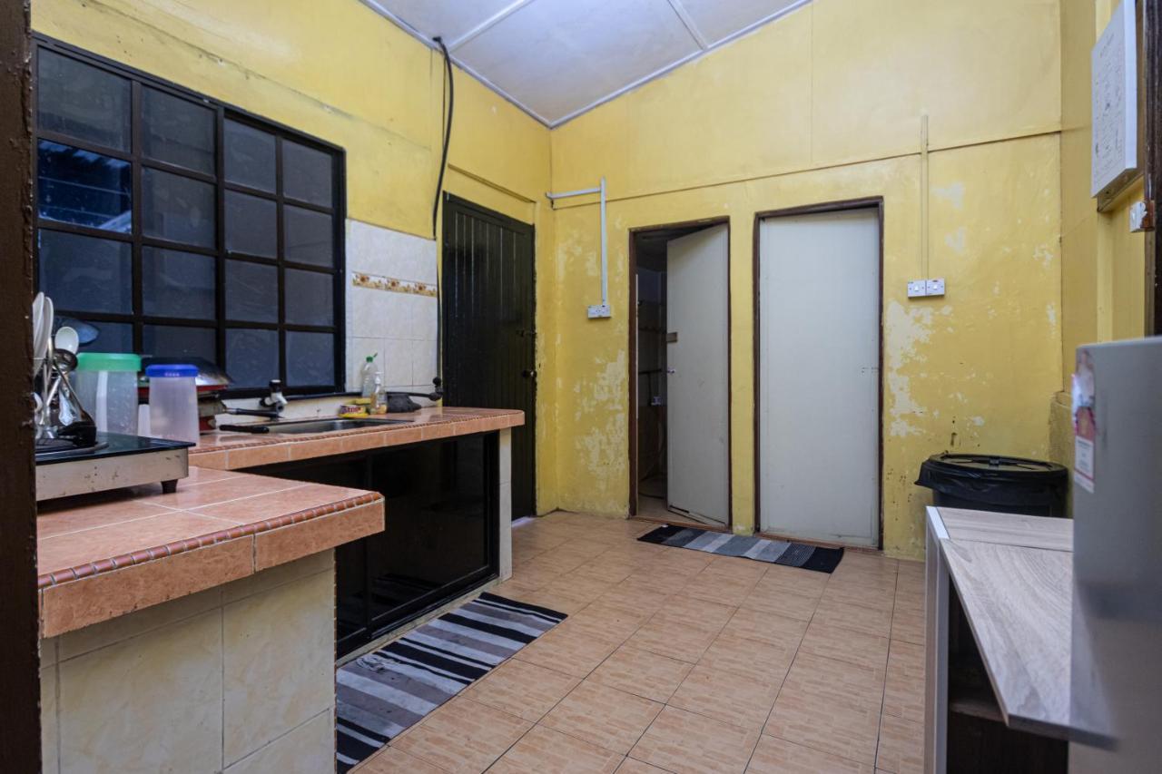 טאנה ראטה Aiza Homestay Opposite Abang Strawberry Taman Sedia מראה חיצוני תמונה