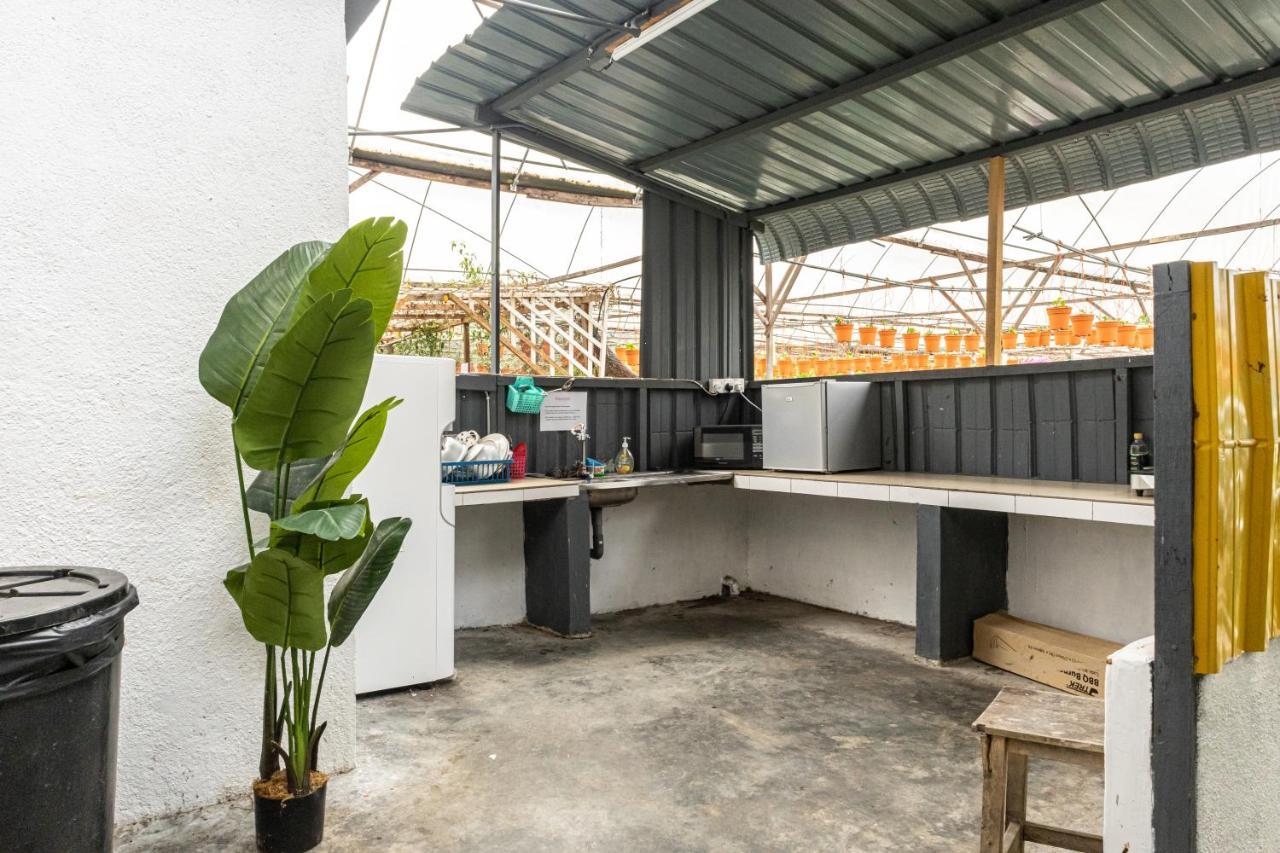 טאנה ראטה Aiza Homestay Opposite Abang Strawberry Taman Sedia מראה חיצוני תמונה